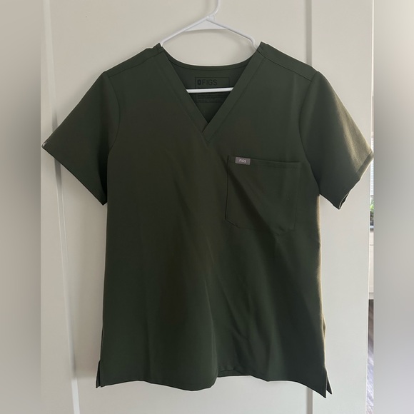 Brand new Figs Caterina One Pocket Scrub Top in Moss - Picture 1 of 2
